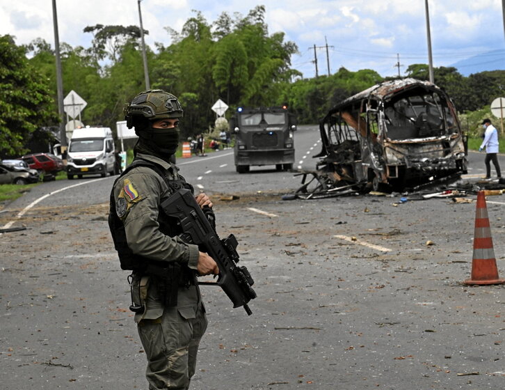 Un militar junto al autobús que explotó frente a un cuartel policial en Villa Rica.