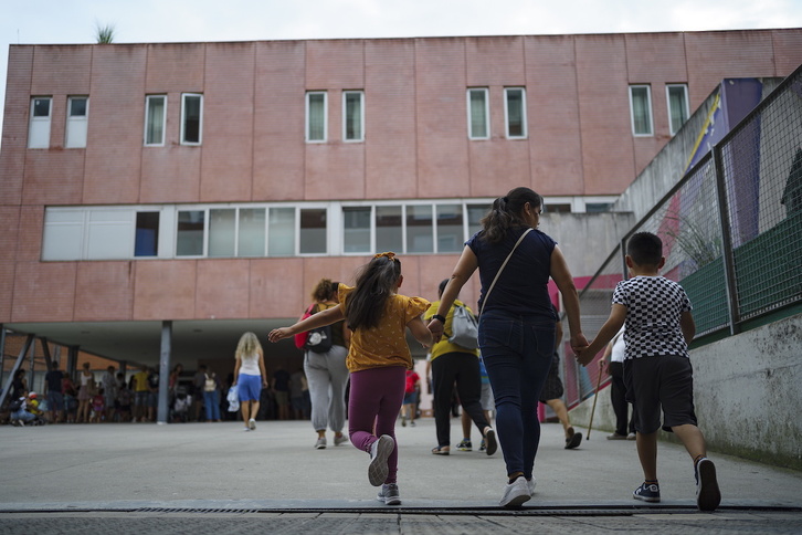 El servicio de transporte y de cuidado en el patio de las escuelas públicas de la CAV está delegada en empresas privadas.