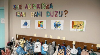 Koloretako letrez osatutako hitz erraldoiek estaltzen dituzte eskolako hormak.