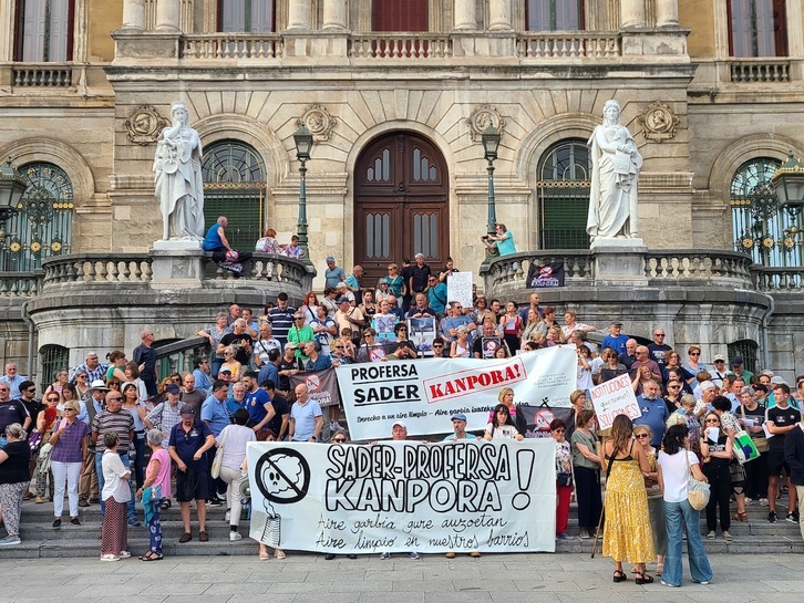 Concentración frente al Ayuntamiento de Bilbo contra las plantas de Sader y Profersa.