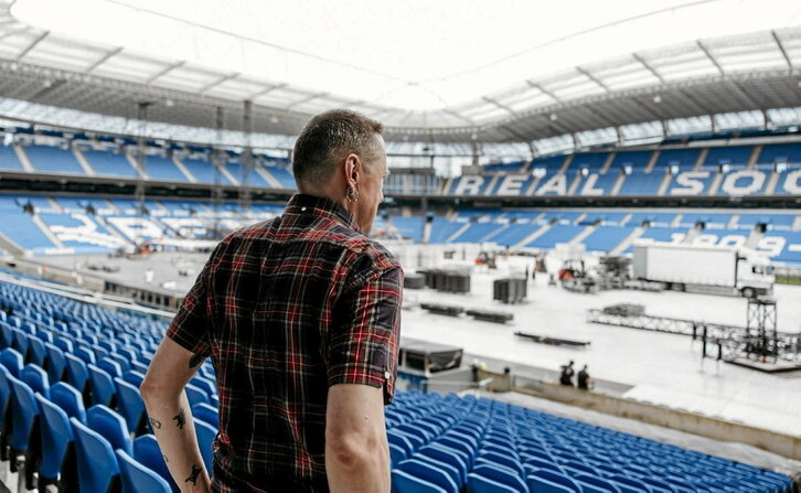 Fermin Muguruza, Anoetan, biharko jaialdirako prestaketa lanei adi begira.