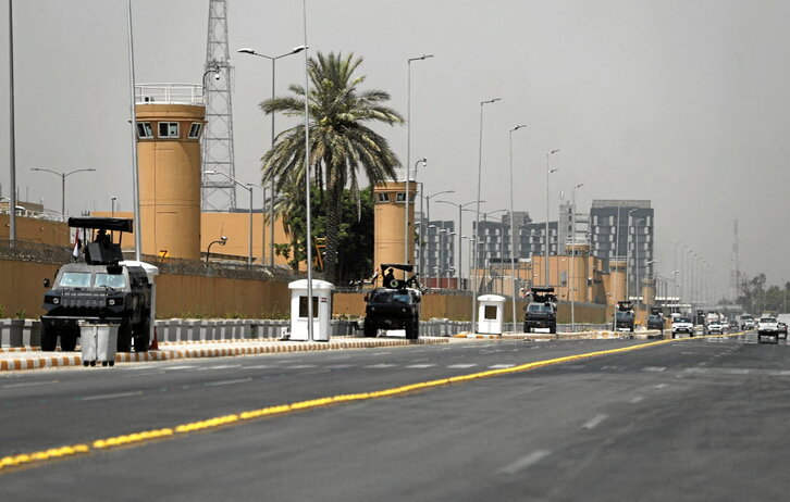 Vehículos militares estadounidenses vigilan su Embajada en Bagdad.