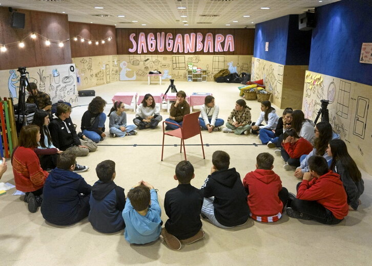 Seme-alaba bakoitzeko hilean 200 euroko laguntza luzatzea ez dute onartu.