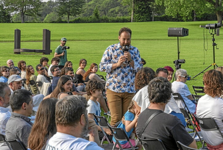 Iñigo Asensio esataria, Chillida Lekun bildutako publikoaren artean.