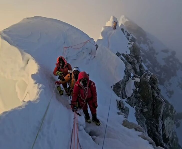 Amaitu berri den udaberriko denboraldian Everestek 800 igoera izan ditu.