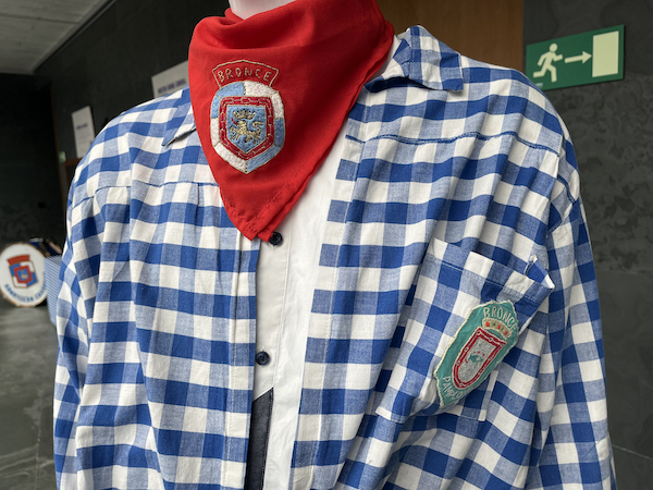 Blusón de cuadros blancos y azules característico de la peña. (NAIZ)