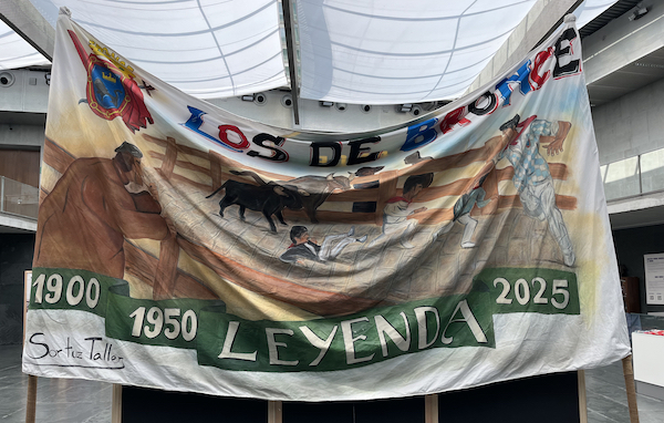 Pancarta conmemorativa de los 75 años de Los de Bronce. (NAIZ)