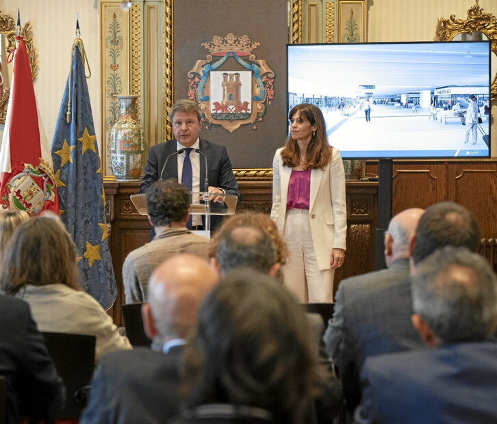 José Antonio Santano y Maider Etxebarria, en la presentación de Gasteiz.