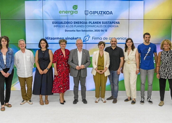 Representantes comarcales y forales, en la firma del acuerdo.