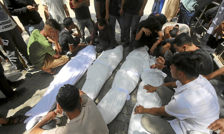 Cuerpos de víctimas del ataque israelí en Yabalia.