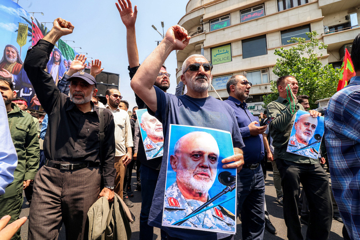 Manifestación en Irán este viernes con las imágenes de los líderes militares muertos en el ataque israelí.