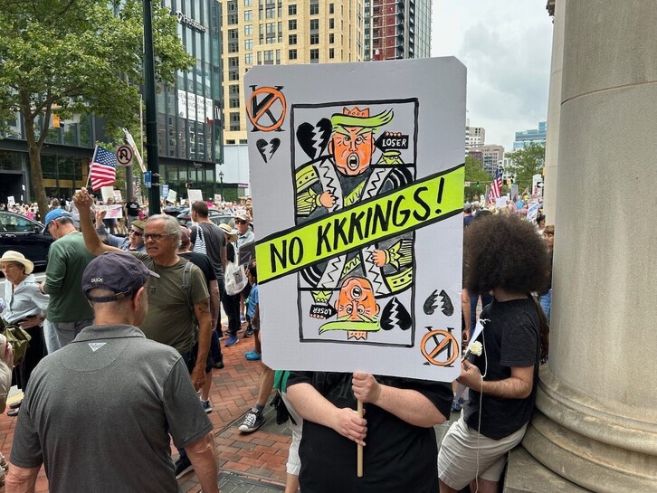 ‘No Kings’, protestetan nabarmentzen ari den mezua.