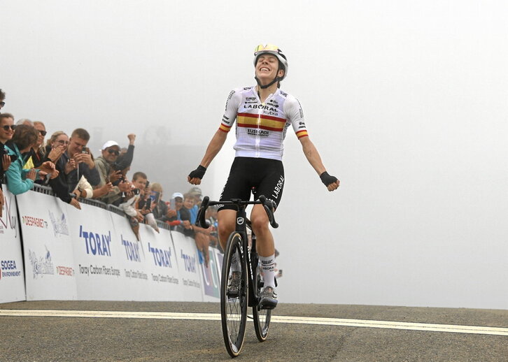 Usoa Ostolaza cruza victoriosa la meta en el Tour de los Pirineos.