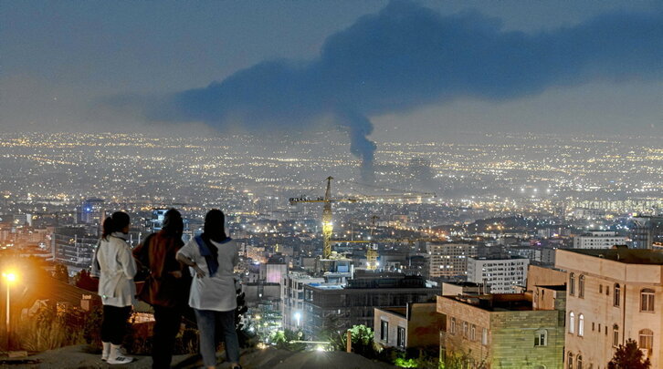 Una columna de humo se eleva sobre Teherán tras un ataque israelí.
