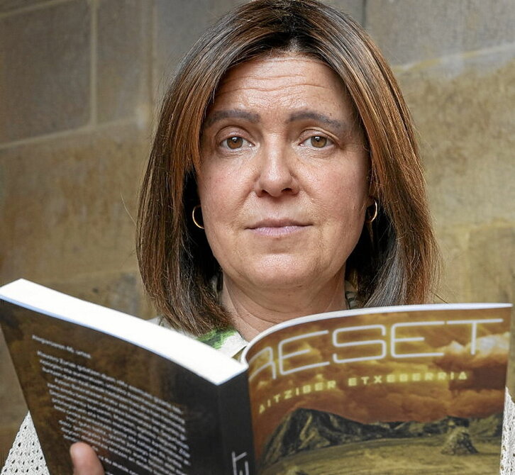 Aitziber Etxeberria, «Reset» nobela eskuartean.