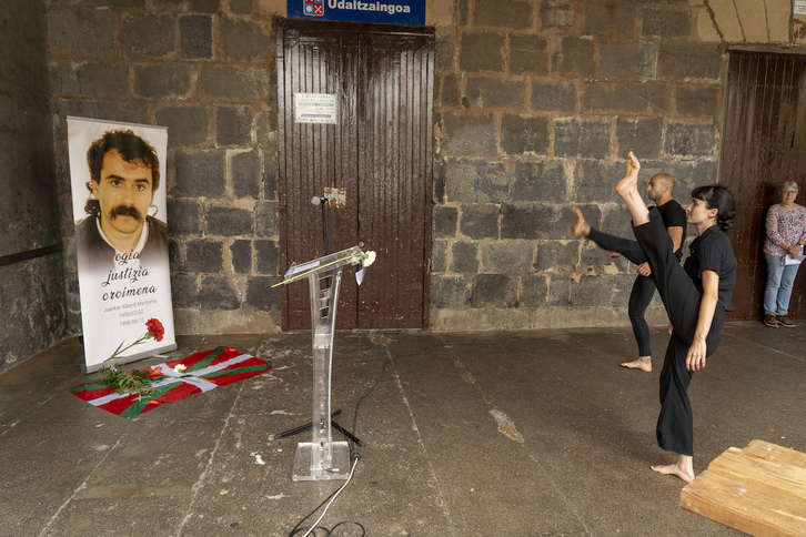 Juankar Alberdi, muerto en Herrera en 1988, recordado en Urnieta por Egiari Zor. A la derecha, Pilar Garaialde.