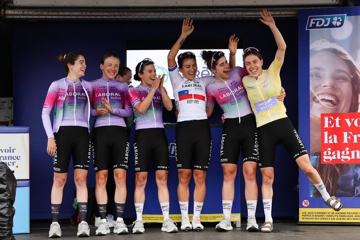 Usoa Ostolaza es felicitada por sus compañeras del Laboral Kutxa.