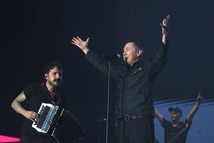 Muguruza, bajo la lluvia en Anoeta junto a Xabi Solano.