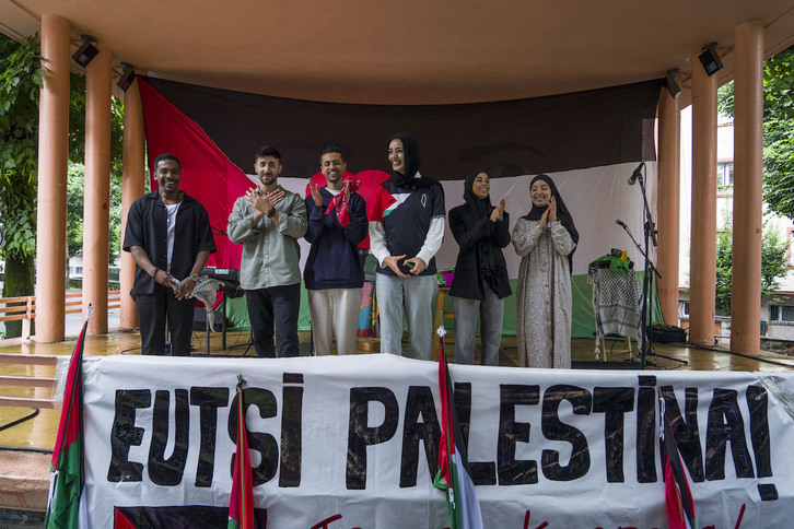 Hernanin eguerdian Gazako Sol Band musik taldeari egin dioten herri harreraren momentu bat.