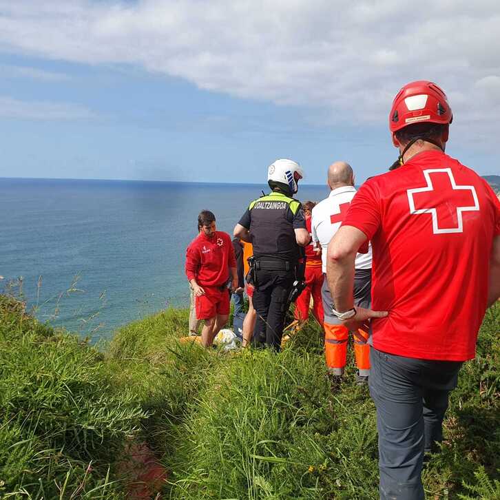 Cruz Roja y Policía Municipal atienden a los dos accidentados.