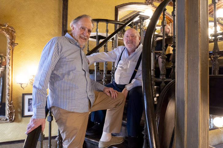 Vicente Galbete e Ignacio Aranguren, en una de las salas del Café Iruña.