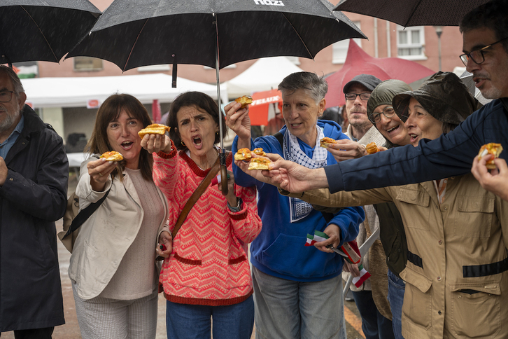 Representantes políticos han respaldado a Zaporeak y han degustado los pintxos solidarios.