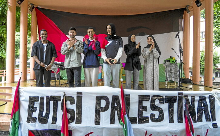 Sold Band Gazako musika taldeari atzo eguerdian Hernanin egin zioten herri harrera.