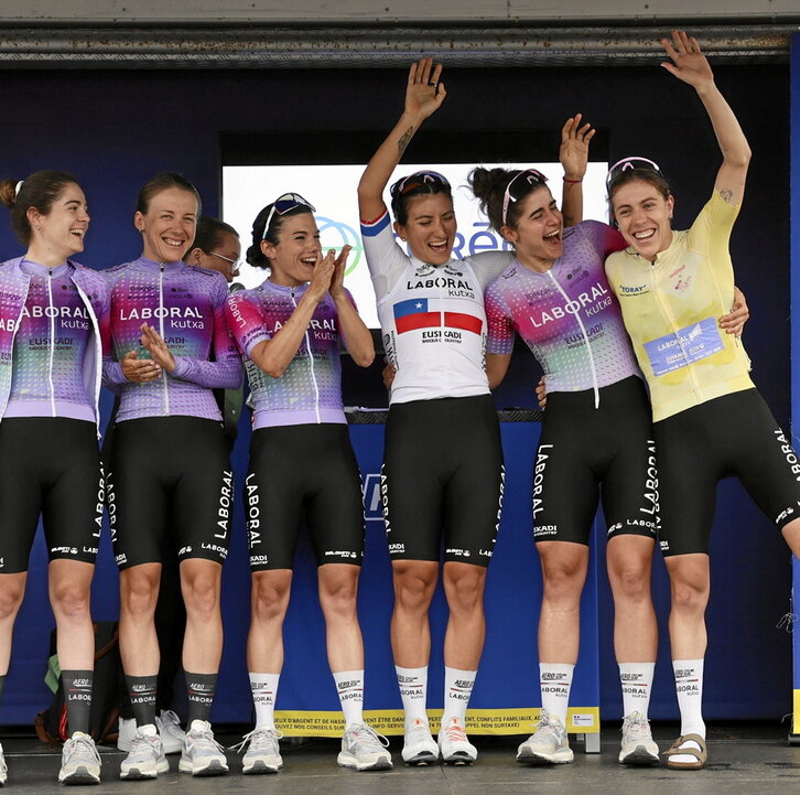 Usoa Ostolaza es felicitada por sus compañeras del Laboral Kutxa.