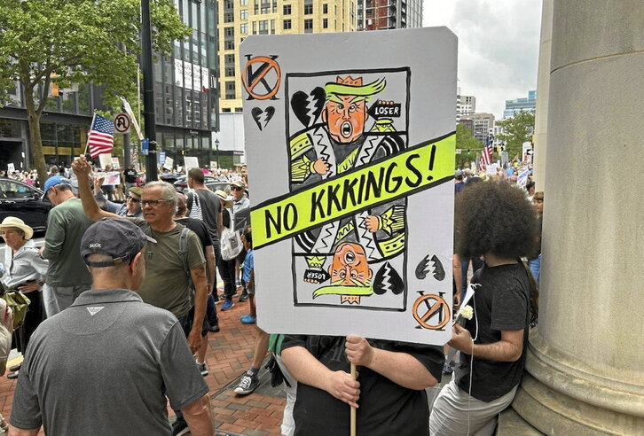 Trumpen kontrako protesta Bethesdan (Maryland), Washingtondik hurbil.