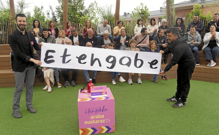 ‘Etengabe’ lelopean ospatu zuten atzo Araba Euskaraz.