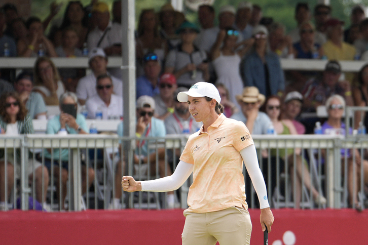 Carlota Ciganda delebra un hoyo durante el Meijer LPGA Classic.
