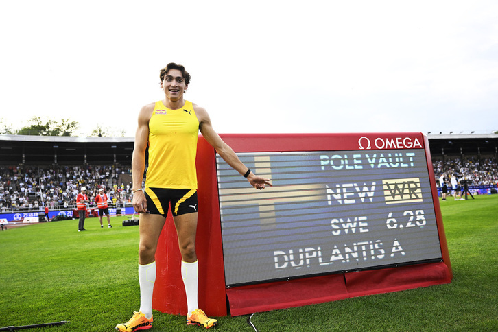 Armand Duplantis posa con su nuevo récord mundial de pértiga.
