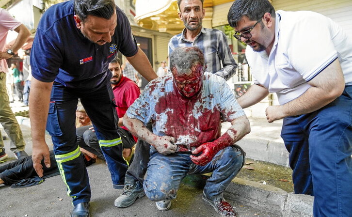 Un herido es atendido tras uno de los ataques israelíes en el sur de Teherán.