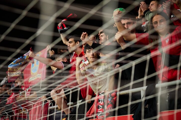 Mucha juventud en las gradas del estadio de los «jabatos», y disfrutando de lo lindo.