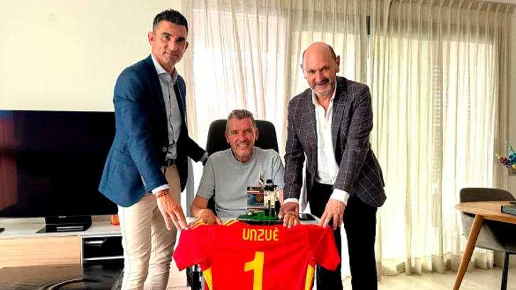 Juan Carlos Unzué, en su domicilio junto a Iván Cancela y Rafael Louzán.