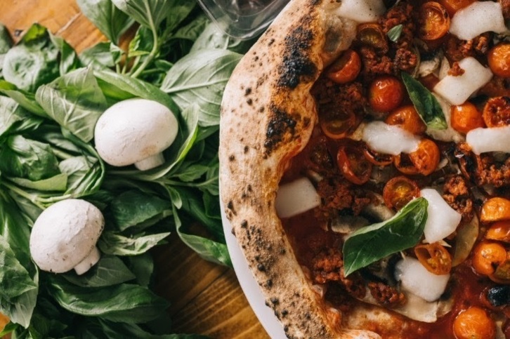 Pizza baten argazkia, artxiboko irudi batean.