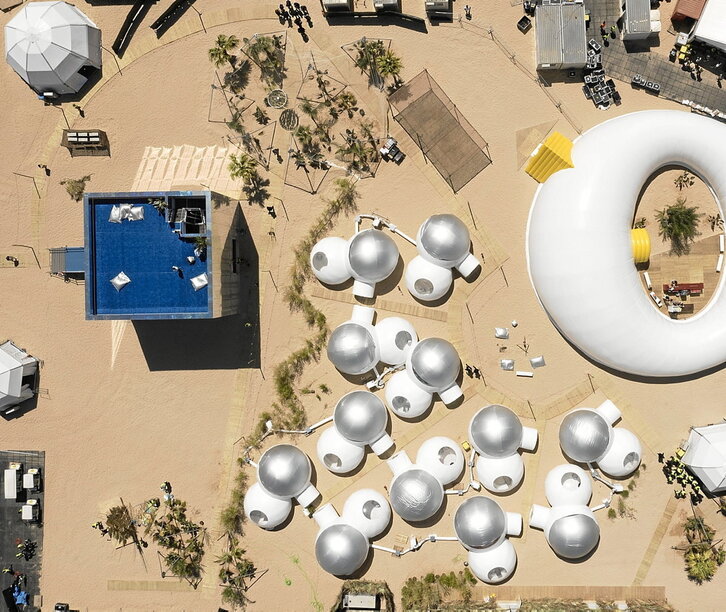 Hiri ibiltaria, goitik begiratuta. 