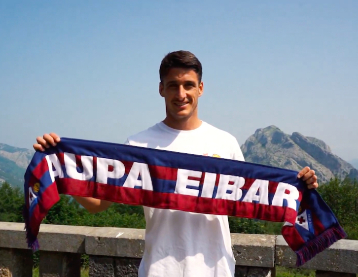 Olaetxea posa con la bufanda del Eibar tras firmar con el club armero.