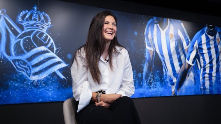 María Molina posa en Anoeta tras firmar su contrato con la Real.