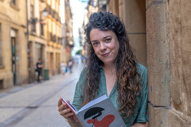 Alaine Agirre, liburua eskuartean.