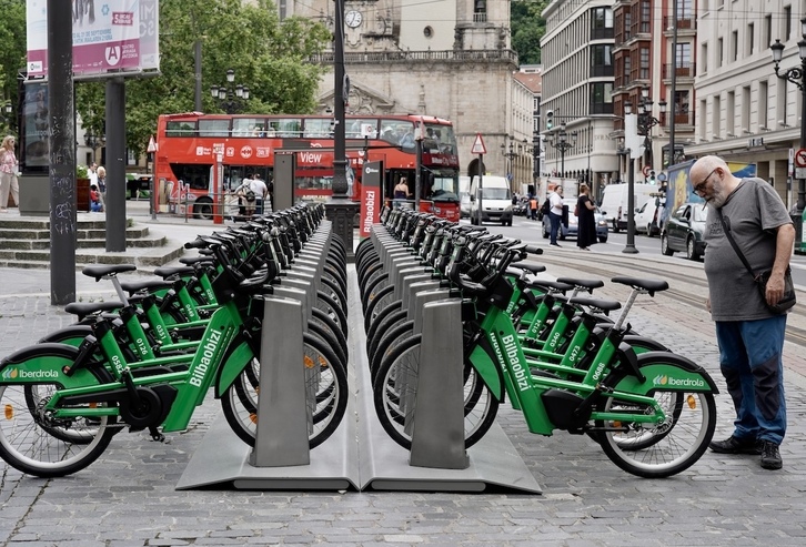 Estación del Teatro Arriaga con las nuevas bicicletas.