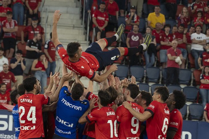 Unai García, manteado por sus compañeros en el homenaje que se le tributó en El Sadar.