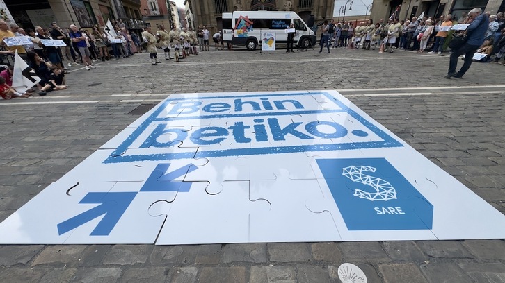 Acto celebrado por Sare en la plaza Consistorial de Iruñea.