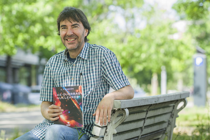 Jesús Sánchez Cascón posa con su novela, ‘Las guerras nucleraes’.