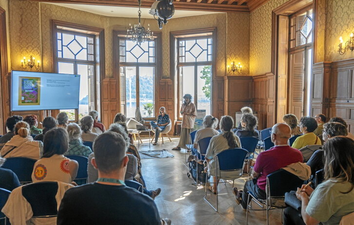Koldobika Jauregiren omenezko uda ikastaroaren sarrera egin zuten Usoa Zumetak eta Ainara Martinek.