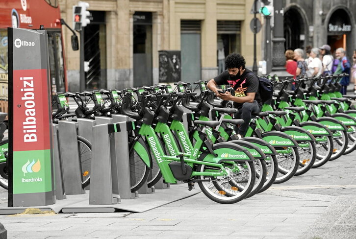 Estación ante el Teatro Arriaga con las nuevas bicicletas.