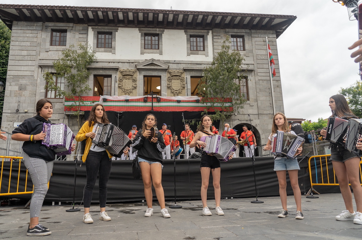 Andoaingo trikitilariak, lizar adarrez atondutako Udaletxearen aurrean. (Andoni CANELLADA | FOKU)