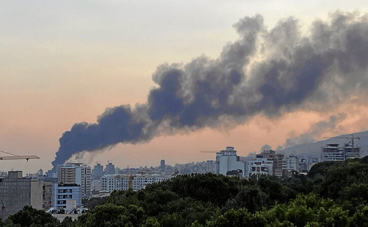 Columna de humo tras la explosión en la cadena estatal IRIB, en Teherán, por un bombardeo israelí.