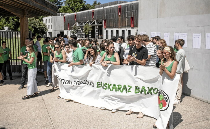 Filosofia proba egin ondoren, baxoa euskaraz egiteko aldarrikapena zabaldu zuten Bernat Etxepare lizeoko ikasleek, Baionan.
