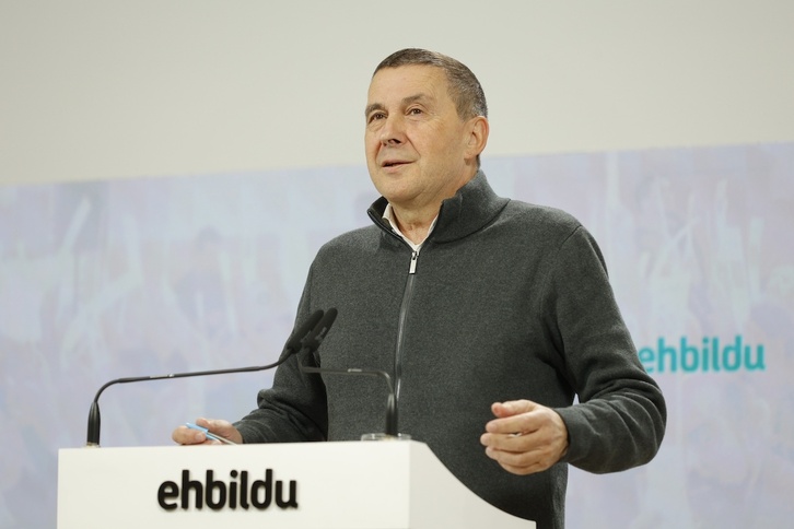 Arnaldo Otegi, en una imagen de archivo de una intervención en la sede de EH Bildu de Donostia.